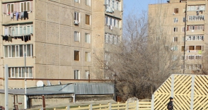 Դուրյան թաղամասի շենքի արտաքին երեսպատման սալիկների մի մասն ընկել է